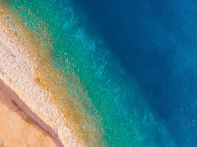 Vista aerea delle spiagge della costa adriatica in Montenegro