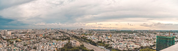 Vista aerea delle strade degli edifici della torre di Bitexco Vo Van Kiet road nella città di Ho Chi Minh Lontano è il grattacielo Landmark 81 Concetto di viaggio