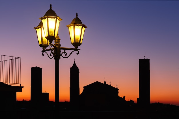 Vista aerea delle torri e dei tetti a Bologna, Italia