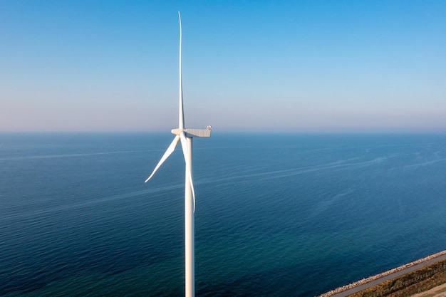 Vista aerea delle turbine eoliche. Generazione di energia ecologica verde. Eco campo eolico. Energia verde dell'azienda agricola del mulino a vento offshore e onshore in mare.