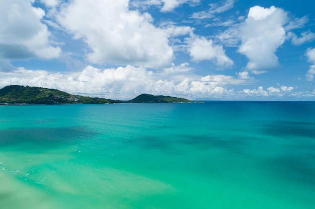 Vista aerea dello sfondo di struttura dell'acqua della superficie del mare blu Drone che vola sul mare Struttura della superficie dell'acqua delle onde sull'oceano tropicale soleggiato nell'isola di Phuket Thailandia