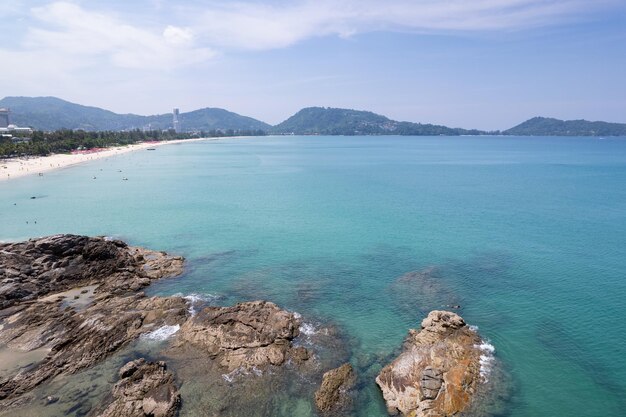 Vista aerea dello sfondo di struttura dell'acqua della superficie del mare blu Drone vista sul mare Struttura della superficie dell'acqua delle onde sull'oceano tropicale soleggiato nell'isola di Phuket Thailandia. Sfondo di viaggio e tour