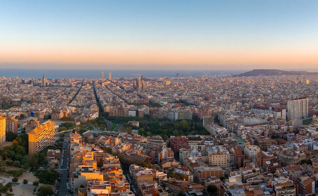 Vista aerea dello skyline della città di Barcellona al tramonto