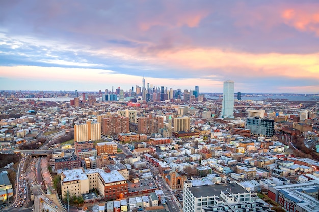 Vista aerea dello skyline di Manhattan e New Jersey al tramonto, New York City negli Stati Uniti