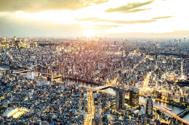 Vista aerea dello skyline di Tokyo dall'alto durante il tramonto e l'ora blu