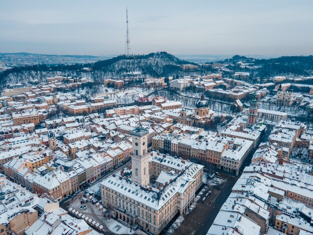 Vista aerea dello spazio della copia del centro di leopoli innevato