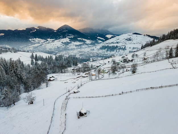 Vista aerea dello spazio della copia delle montagne carpatiche ucraine innevate