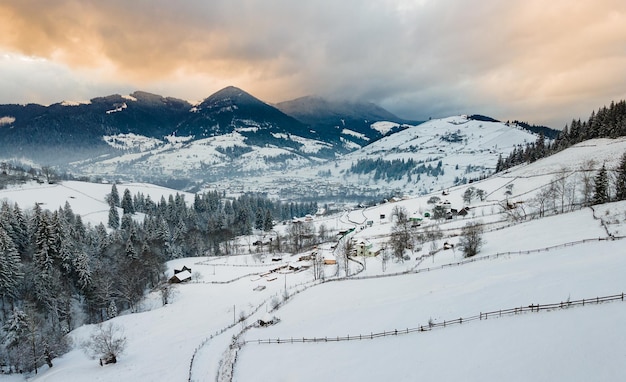 Vista aerea dello spazio della copia delle montagne carpatiche ucraine innevate