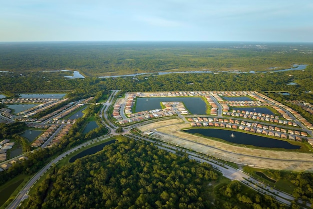 Vista aerea dello sviluppo immobiliare con case familiari ben posizionate in costruzione in Florida area suburbana chiusa Concetto di crescita della periferia americana