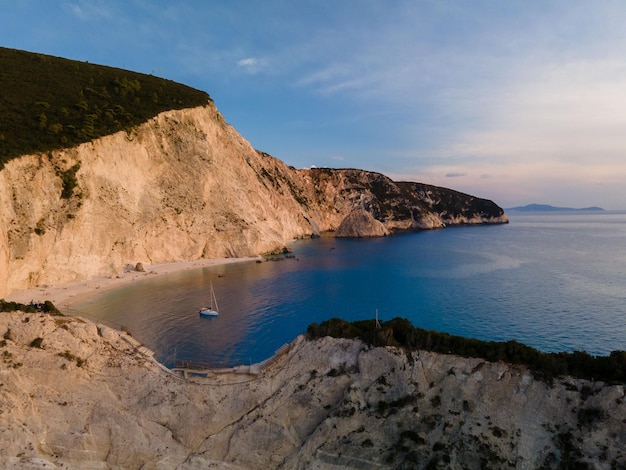 Vista aerea dello yacht presso la baia di porto katsiki spiaggia dell'isola di Lefkada in Grecia al tramonto