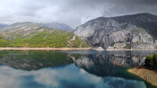 Vista aerea di acqua e montagne