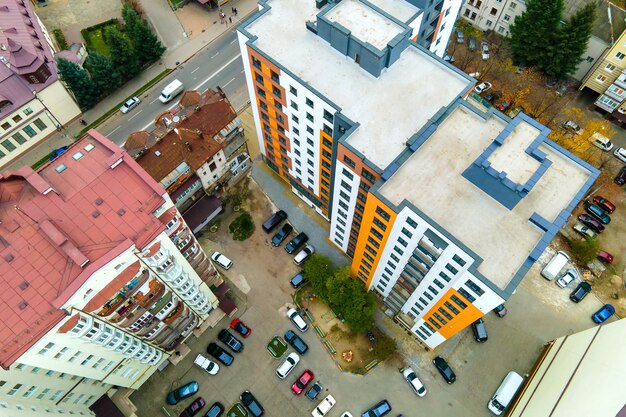 Vista aerea di auto parcheggiate nel parcheggio tra condomini alti.