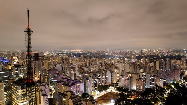 Vista aerea di Av Paulista a Sao Paulo SP Main avenue della capitale Foto di notte con le luci delle auto