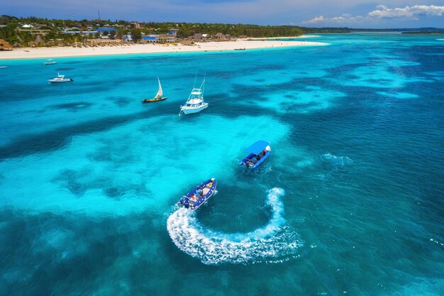 Vista aerea di barche e moto d'acqua galleggiante nel mare blu