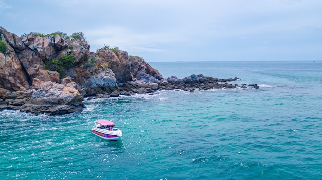 Vista aerea di bella isola nell'oceano, Sattahip Tailandia.