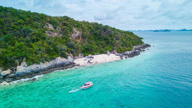 Vista aerea di bella isola nell'oceano, Sattahip Tailandia.