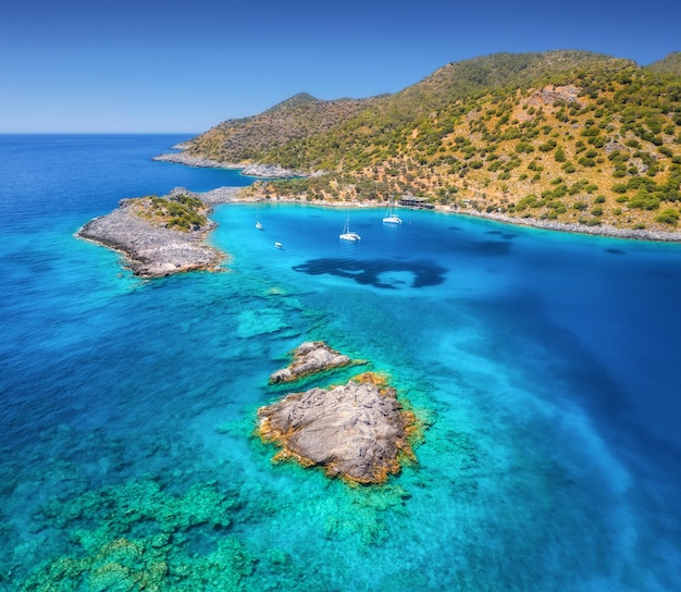 Vista aerea di bellissimi yacht e barche sul mare in una giornata di sole in estate Akvaryum koyu in Turchia Vista dall'alto di yacht di lusso barche a vela acqua blu cielo roccia montagna alberi verdi Viaggi