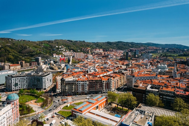 Vista aerea di Bilbao, la città più grande dei Paesi Baschi, nel nord della Spagna, con i principali punti di riferimento visibili