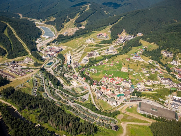 Vista aerea di bukovel nelle montagne dei Carpazi ucraini in estate