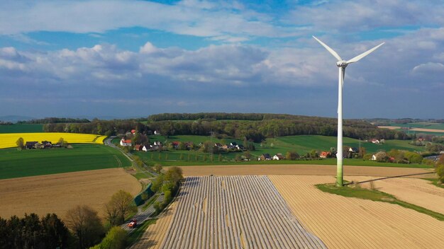 Vista aerea di campi di asparagi e campi di colza gialla nella campagna tedesca