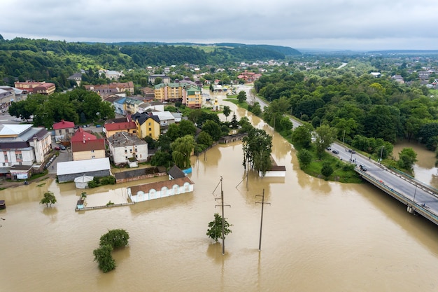 Vista aerea di case allagate con acqua sporca del fiume Dnister nella città di Halych, Ucraina occidentale.