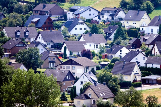 Vista aerea di case familiari ai margini di un villaggio di campagna in Germania