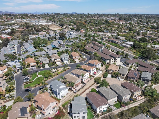 Vista aerea di case nella ricca cittadina residenziale di Encinitas, California del Sud, Stati Uniti.