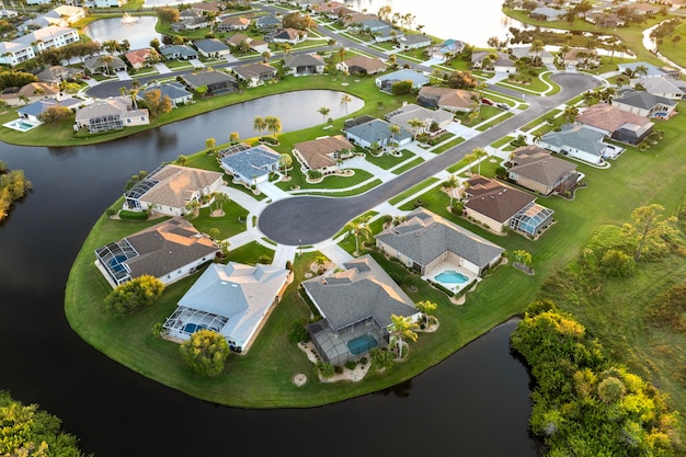 Vista aerea di case private nella zona residenziale della Florida al tramonto Nuove case familiari come esempio di sviluppo immobiliare nei sobborghi americani