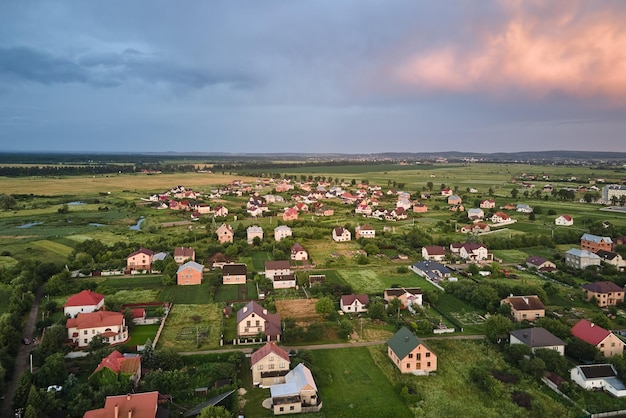 Vista aerea di case residenziali in una zona rurale suburbana al tramonto