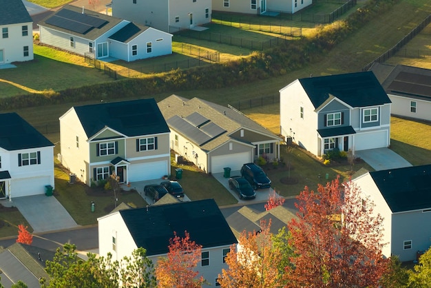 Vista aerea di case strette nella zona residenziale della Carolina del Sud Nuove case familiari come esempio di sviluppo immobiliare nei sobborghi americani