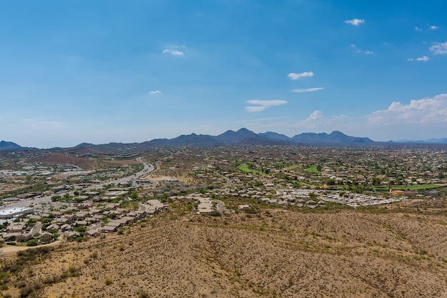 Vista aerea di case unifamiliari, un quartiere residenziale a Fountain Hills, Arizona USA vicino al deserto di montagna