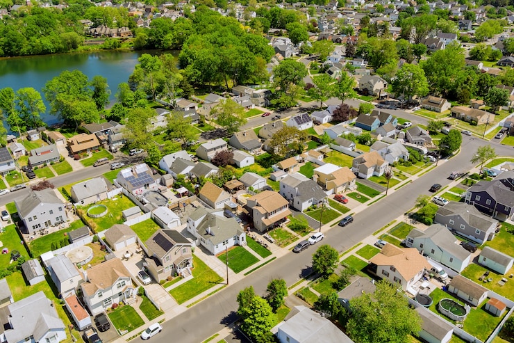 Foto vista aerea di case unifamiliari, un quartiere residenziale sayreville vicino al laghetto nel new jersey usa
