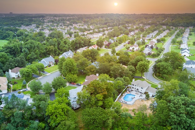 Vista aerea di case unifamiliari, un quartiere residenziale Sayreville vicino al laghetto nel New Jersey USA