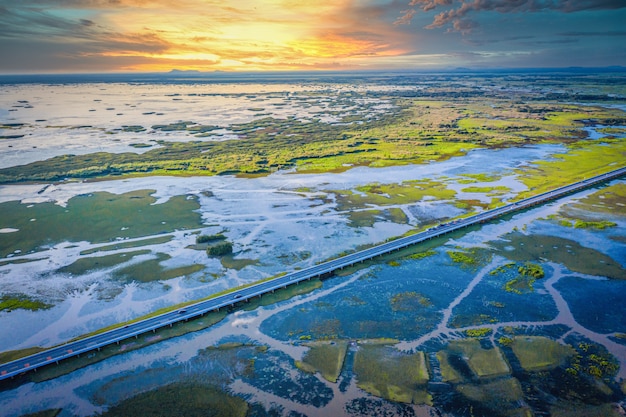 Vista aerea di Chalerm Phra Kiat road durante il giorno in Thale Noi, Phatthalung, Thailandia