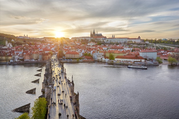 Vista aerea di Charles Bridge e del castello di Praga