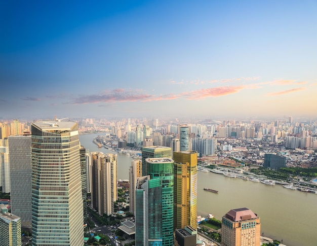 Vista aerea di edifici per uffici moderni di shanghai con bagliore del tramonto