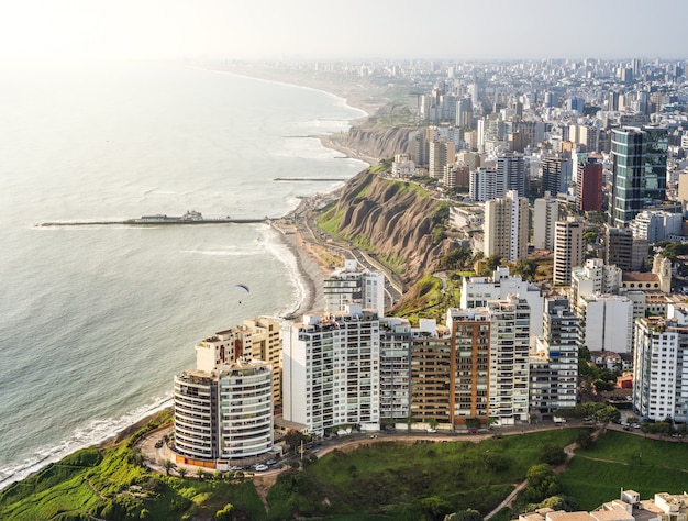 Vista aerea di edifici, una scogliera e la riva del mare a Lima in Perù