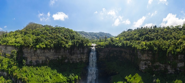 Vista aerea di El Salto de Tequendama, una delle cascate più imponenti della Colombia, alimentata dal fiume inquinato di Bogotà