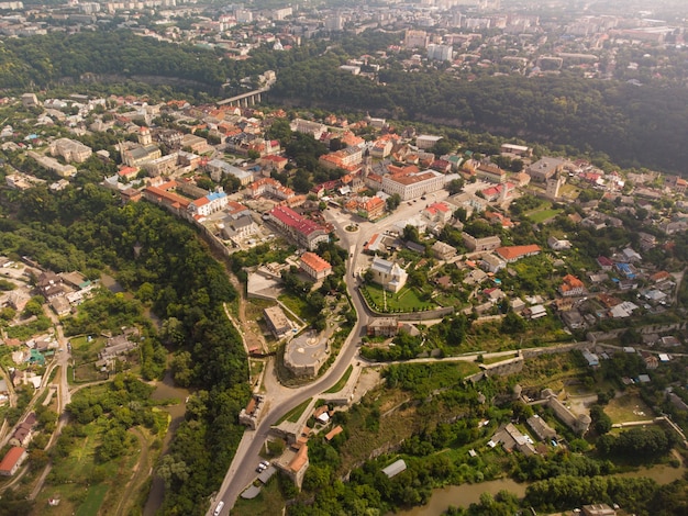 Vista aerea di estate del centro in Kamyanets-Podilsky, Ucraina.