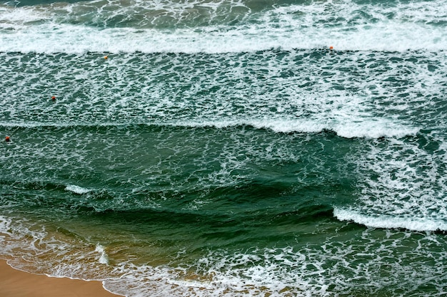 Vista aerea di fantastiche onde del mare