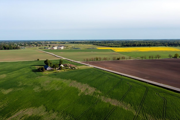 Vista aerea di fattorie e campi