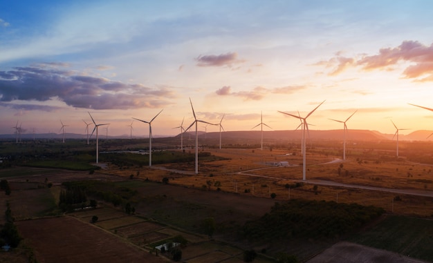 Vista aerea di grandi generatori eolici al tramonto