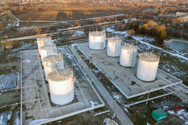 Vista aerea di grandi serbatoi di carburante nella zona industriale della benzina in inverno.