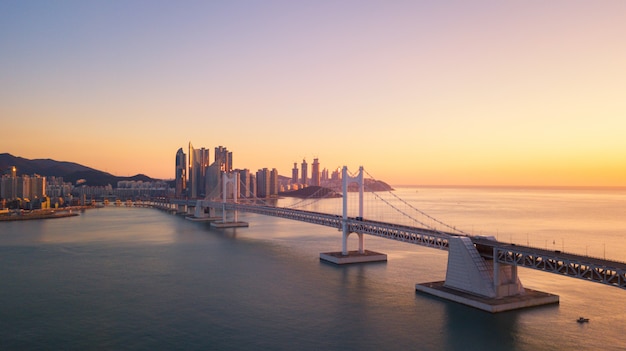 Vista aerea di Gwangan Bridge e di Haeundae ad alba, Busan, Corea del Sud.