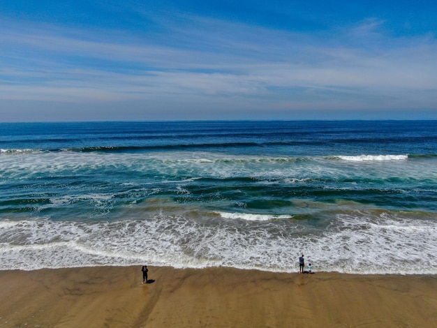 Vista aerea di Huntington Beach durante la calda giornata estiva di sole blu California USA