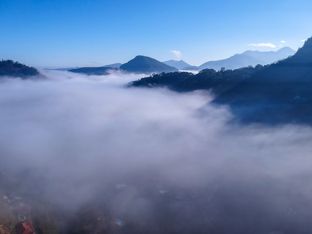 vista aerea di itaipava petrpolis la mattina presto con molta nebbia nella foto del drone della città