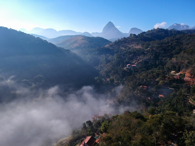 vista aerea di itaipava petrpolis la mattina presto con molta nebbia nella foto del drone della città