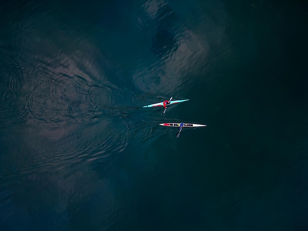 Vista aerea di kayak e canoa per sport acquatici aperti