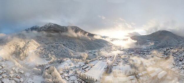 Vista aerea di Krasnaya Polyana montagne coperte di neve e bellissime nuvole Russia