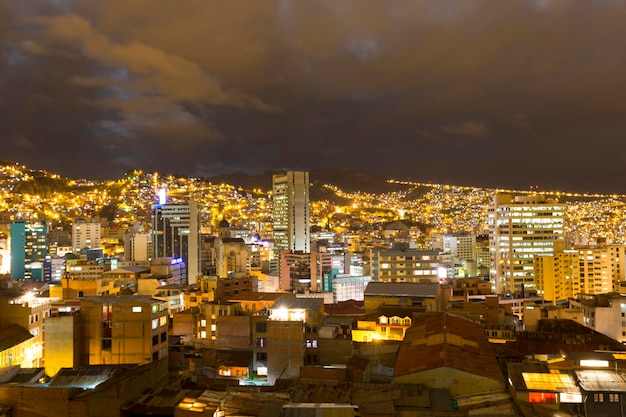 Vista aerea di La Paz in Bolivia di notte con migliaia di luci